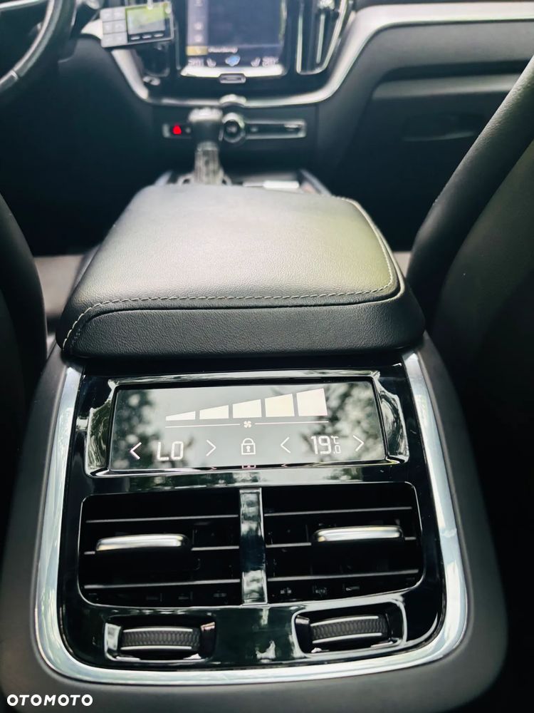 Volvo XC 60 D5 AWD R-Design - 11