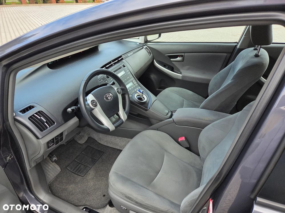 Toyota Prius (Hybrid) Life - 11