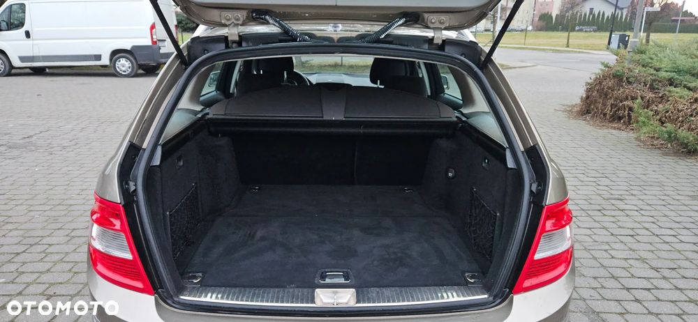Mercedes-Benz Klasa C 180 T CGI Automatik BlueEFFICIENCY Avantgarde - 37