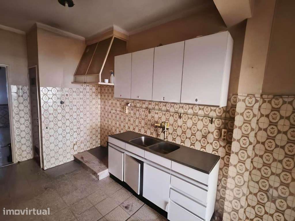 Apartamento T2 + 1 com Logradouro e anexo - Grande imagem: 2/17