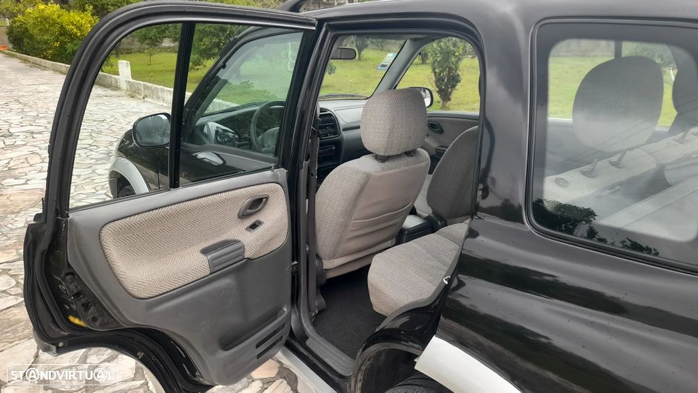 Suzuki Grand Vitara Metal Top 2.0 L - 25