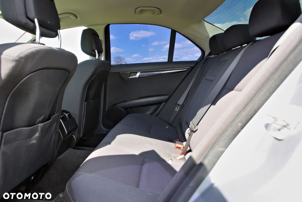 Mercedes-Benz Klasa C 180 CGI Automatik BlueEFFICIENCY - 27