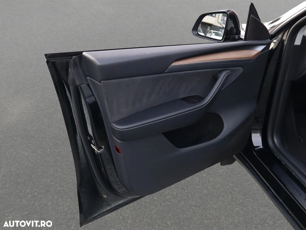 Tesla Model Y Long Range RWD Premium - 14