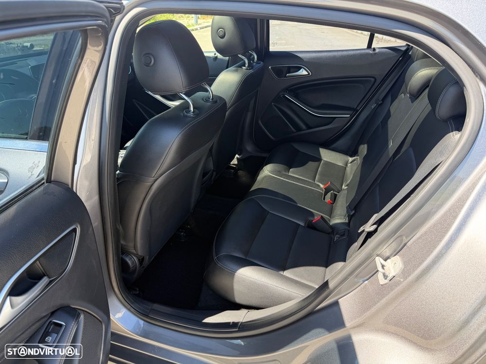Mercedes-Benz GLA 180 d AMG Line - 12