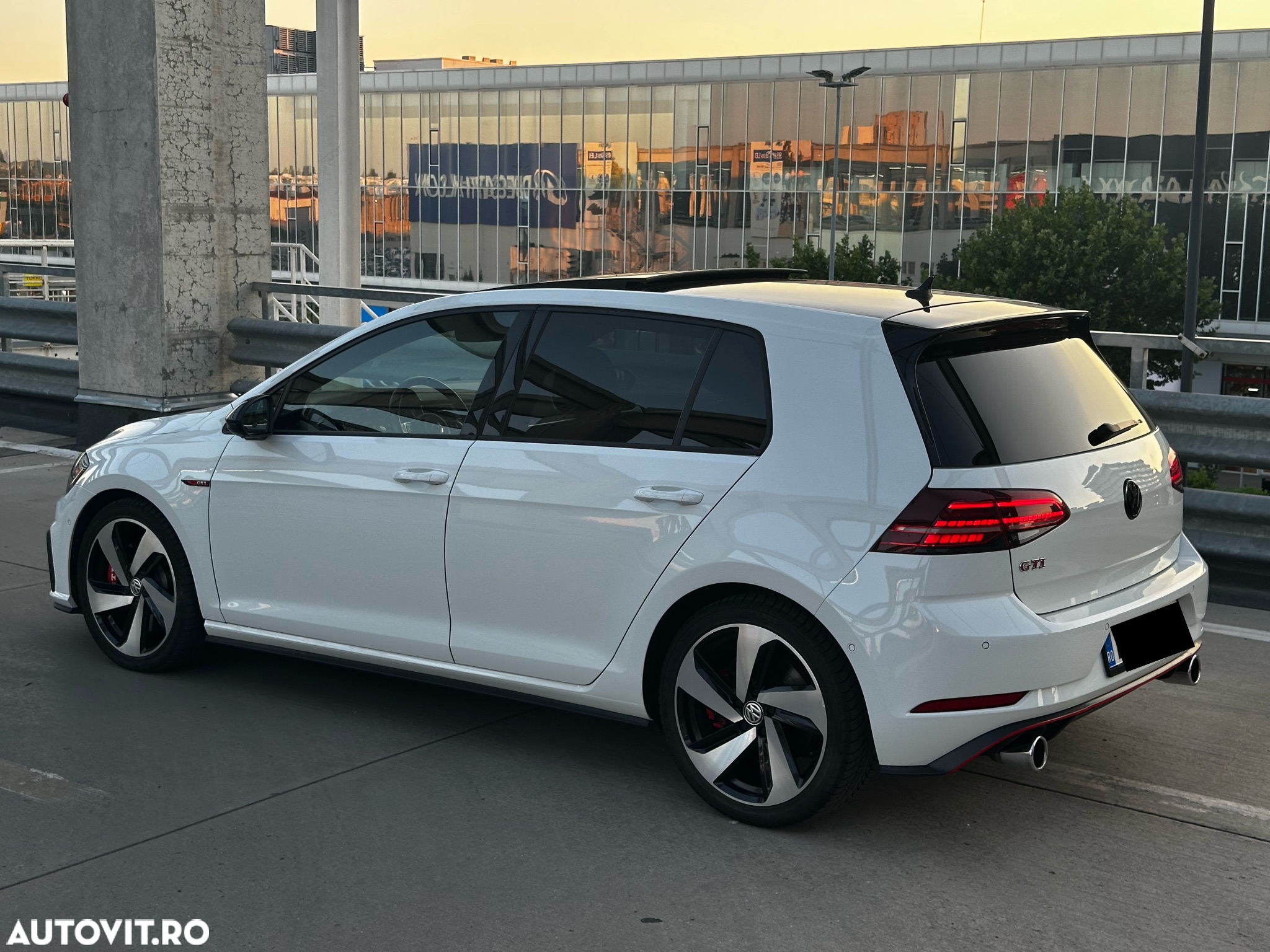 Volkswagen Golf GTI 2.0 TSI OPF DSG Performance - 4