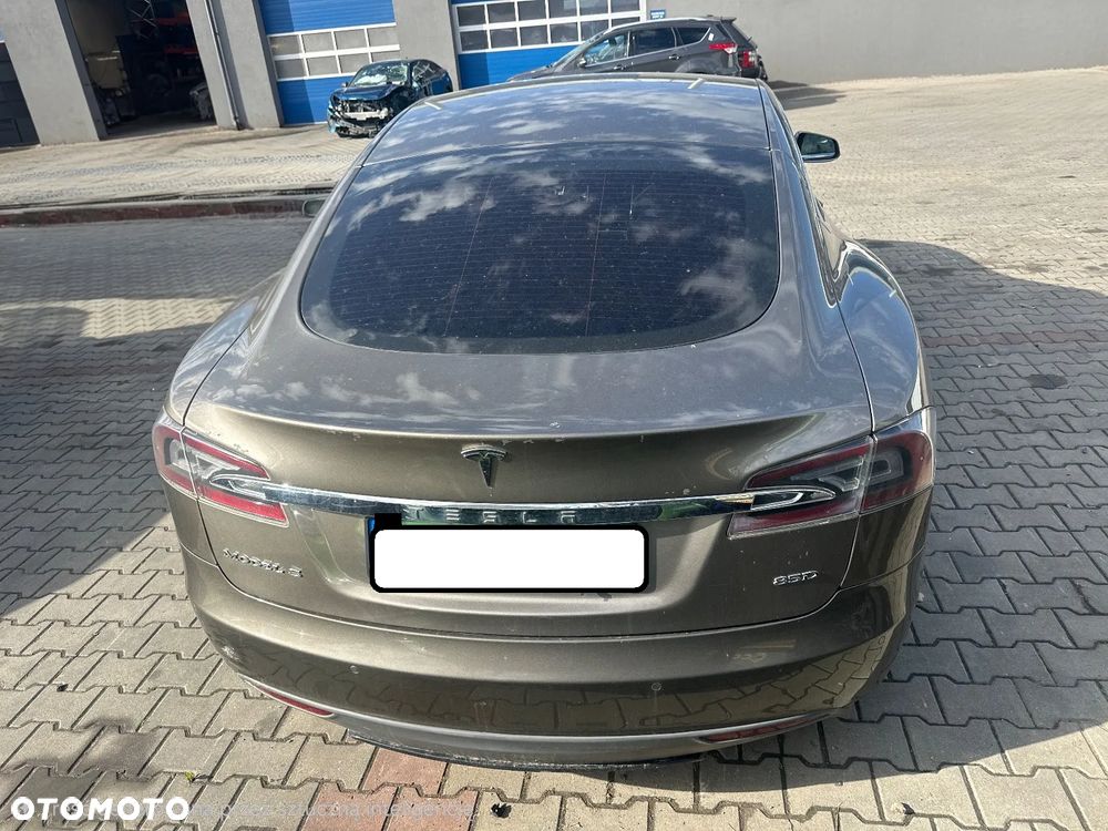 Tesla Model S - 4