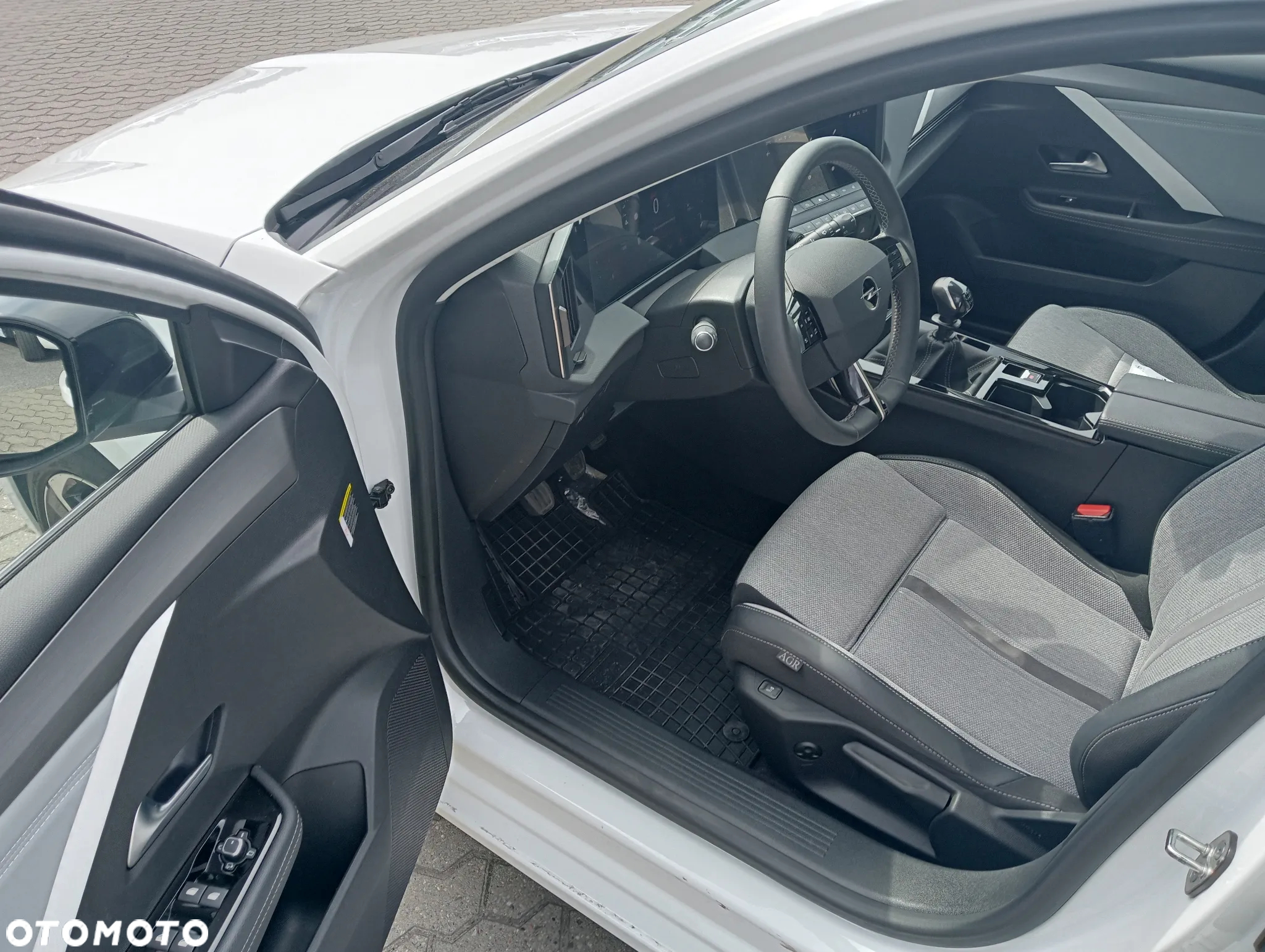 Opel Astra V 1.2 T Elegance S&S - 10