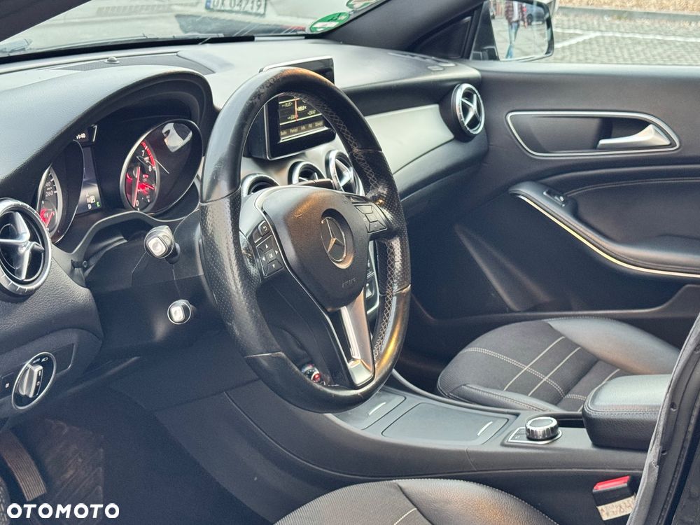 Mercedes-Benz CLA 180 7G-DCT - 16