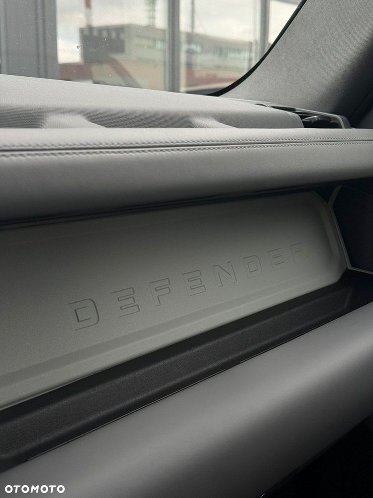 Land Rover Defender - 20