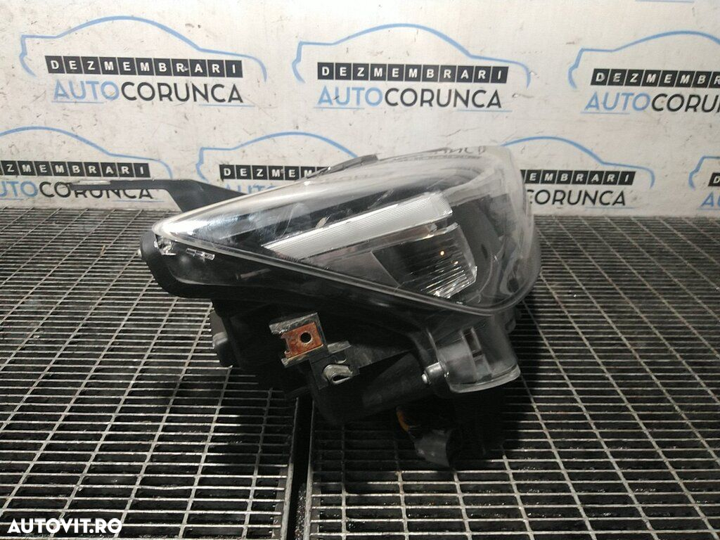 Far Dreapta Mazda CX - 3 2015 - 2018 SUV 4 Usi (1276) Cu lupă - 2