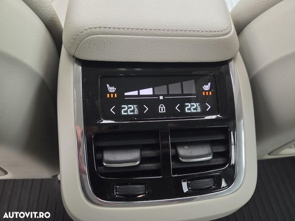 Volvo XC 60 B4 MHEV AT8 AWD Momentum Pro - 11