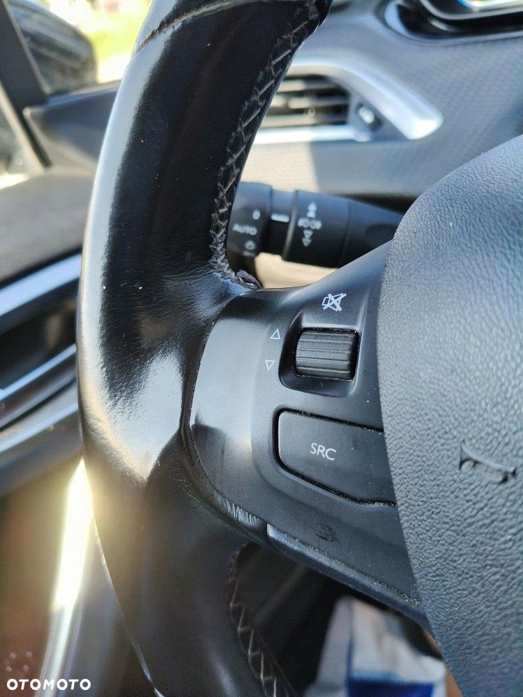 Peugeot 2008 1.5 BlueHDi Allure S&S - 26
