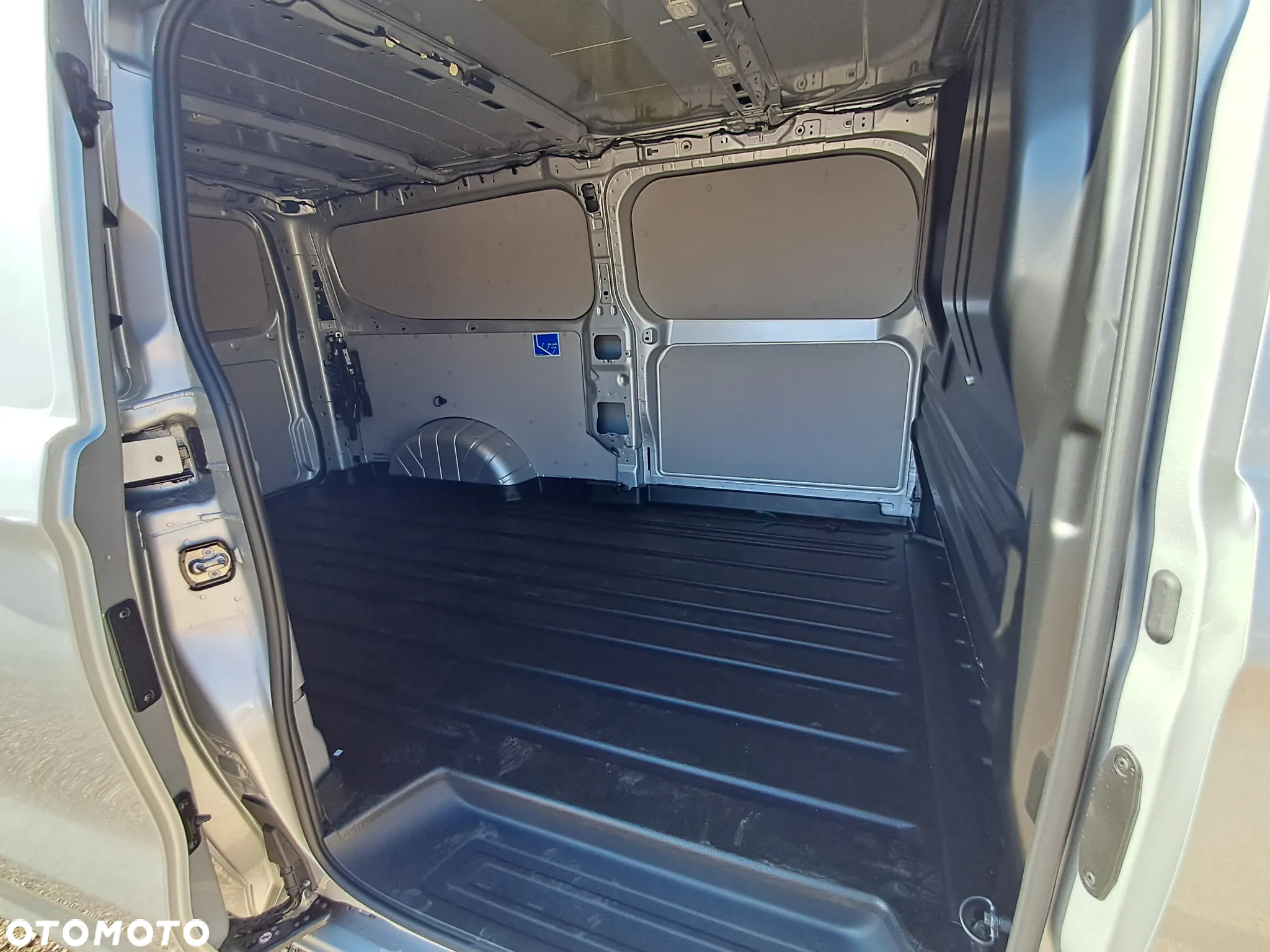 Ford Custom Van - 6