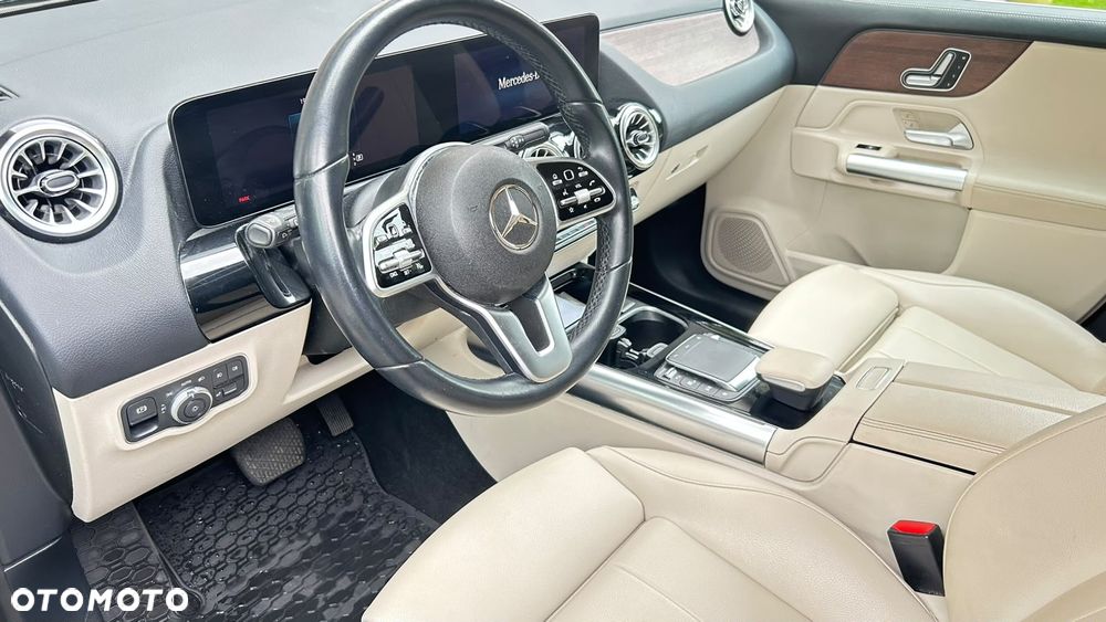 Mercedes-Benz GLA - 25