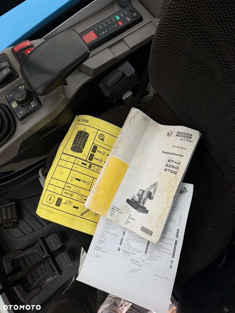 Wacker Neuson EZ50 Koparka Gąsienicowa 5,5 Tony. 2022 rok. 1400 mtg. Jak Nówka z salonu! ani deka luzów czy wycieków! Pochodzi z Gospodarstwa Norweskiego! Aktualne serwisy DEKRA BMWT. 2 łyżki. Silnik PERKINS 4 cyl. 52km. Maszyna Full wypasiona! Bogata wersja Norweska! Klima. Radio Usb. Szybkozłącze Hydrauliczne. OKAZJA. Pełny Oryginał historia do sprawdzenia w Wacker autoryzowany! - 32