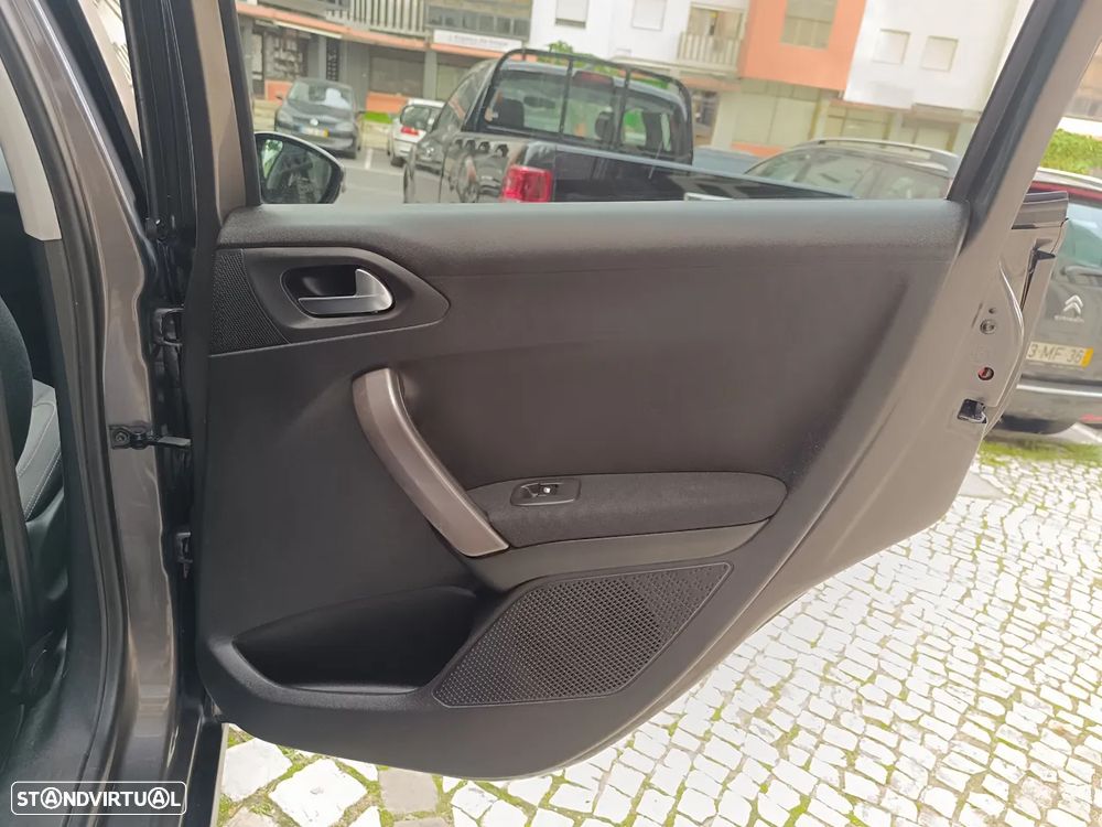 Peugeot 2008 1.2 PureTech Style - 30