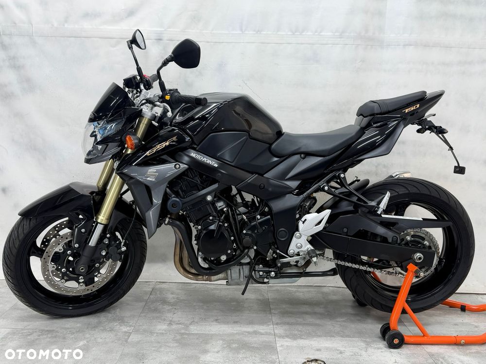 Suzuki GSR - 7