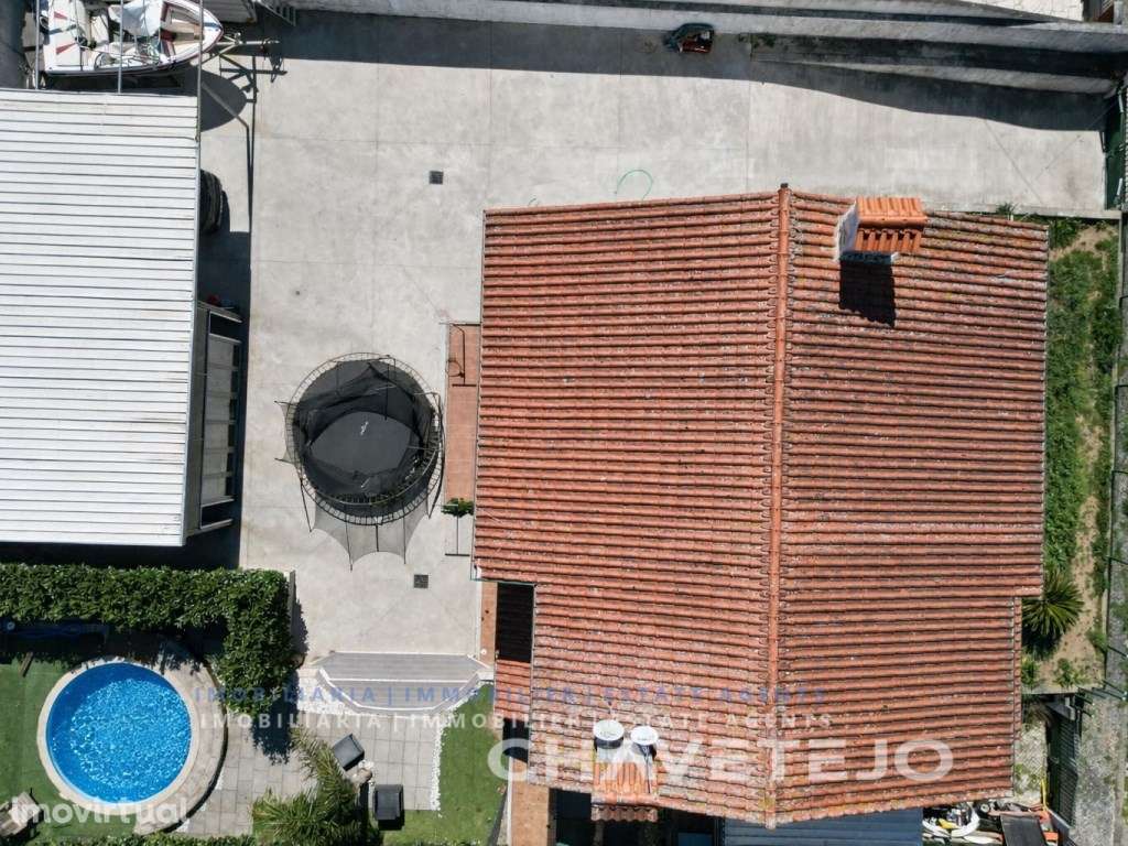 Moradia T4 com portão automático, situada em zona tranquila e a pou... - Grande imagem: 3/32