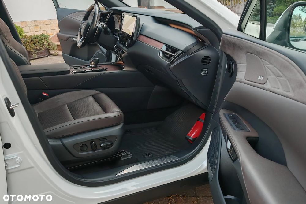 Lexus RX 450h+ Omotenashi - 10