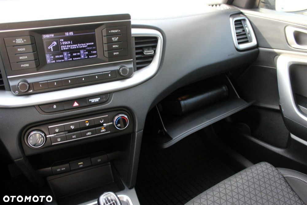 Kia Ceed 1.6 CRDi mHEV M - 22