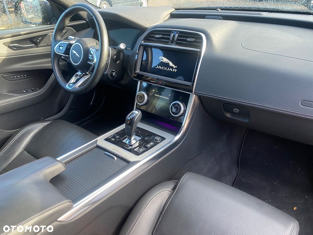 Jaguar XE P300 AWD R-Dynamic HSE - 18