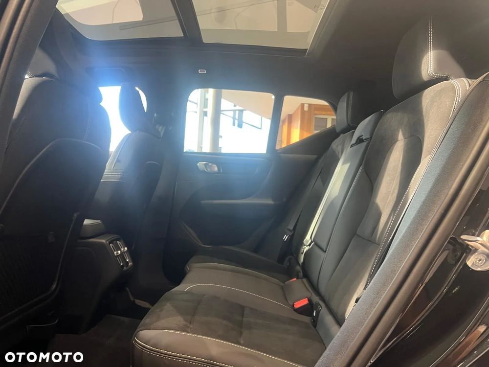 Volvo XC 40 B4 B AWD DKG Ultimate Dark - 24