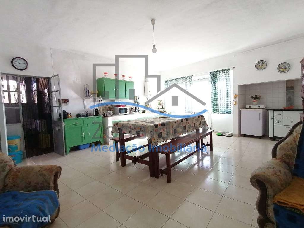 Moradia com dois pisos e logradouro, localizada em Alenquer - Grande imagem: 5/46