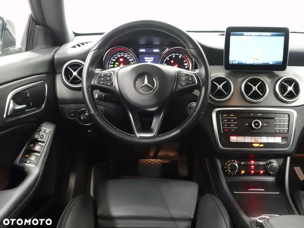 Mercedes-Benz CLA 180 7G-DCT - 30