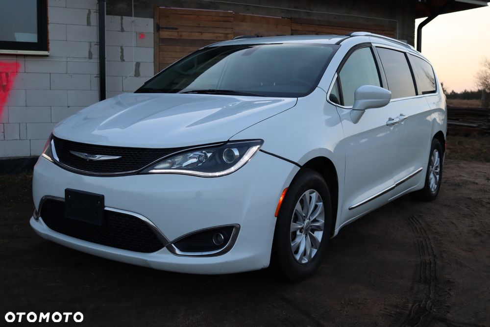 Chrysler Pacifica - 2