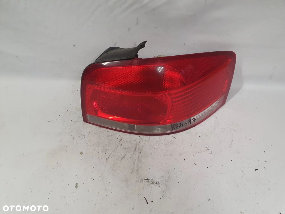 * LAMPA TYLNA PRAWA TYŁ PRAWO AUDI A3 8P 3D - 2