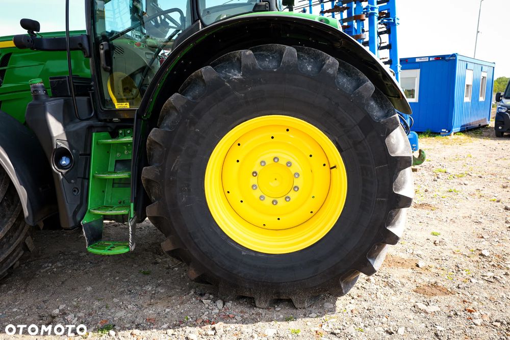 John Deere 6215R - 31