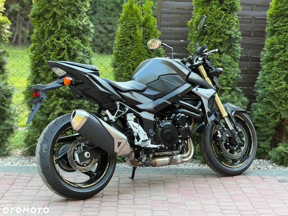 Suzuki GSR - 4