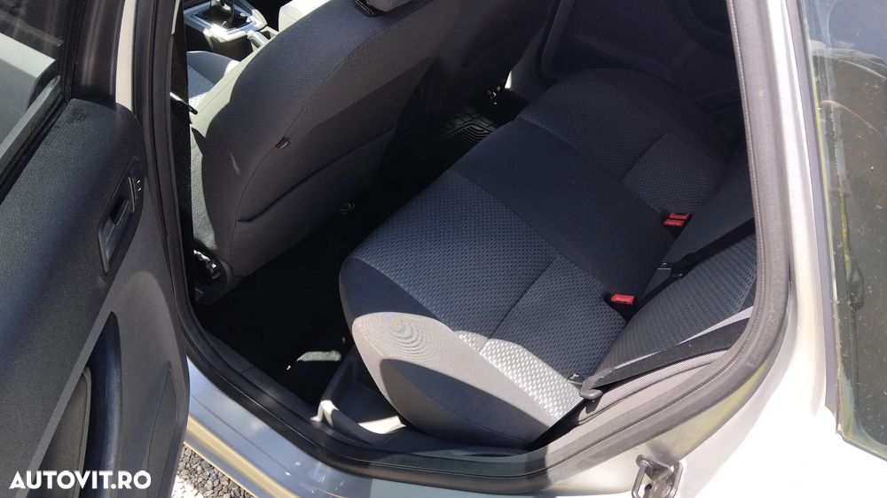 Ford Focus 1.6i Trend - 10