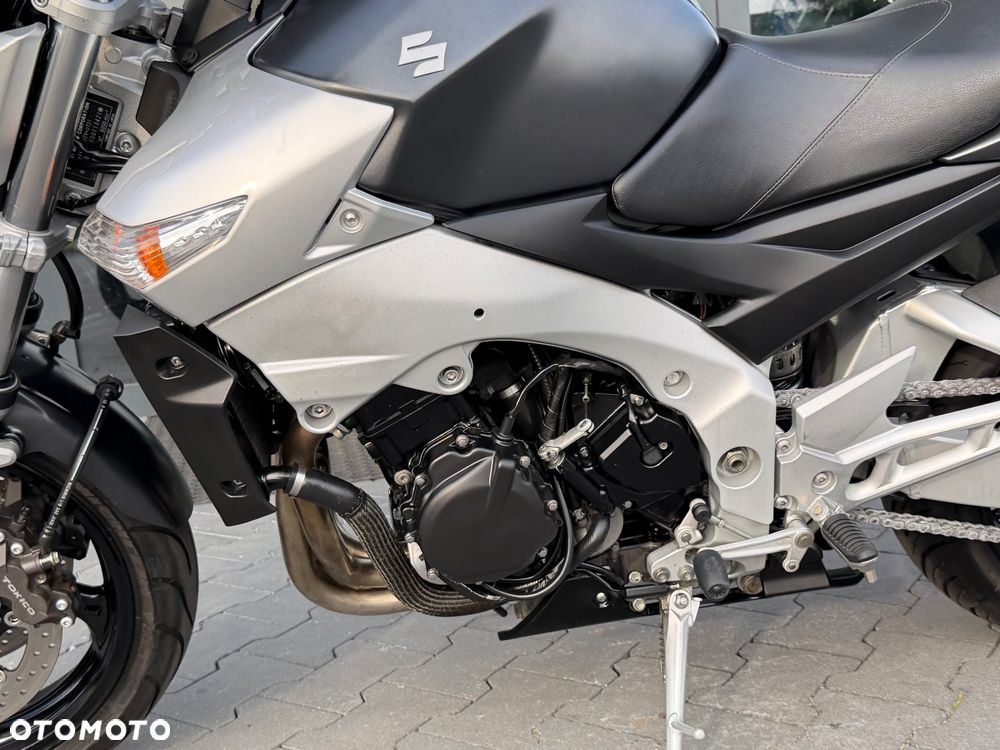 Suzuki GSR - 32