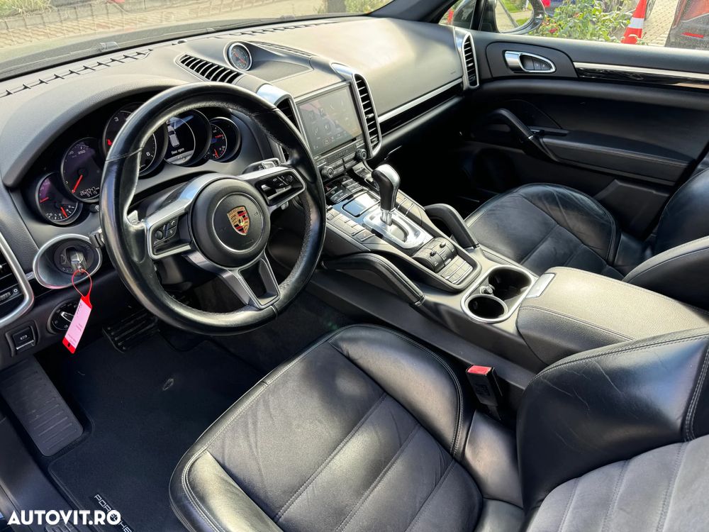Porsche Cayenne 3.0 L - 12