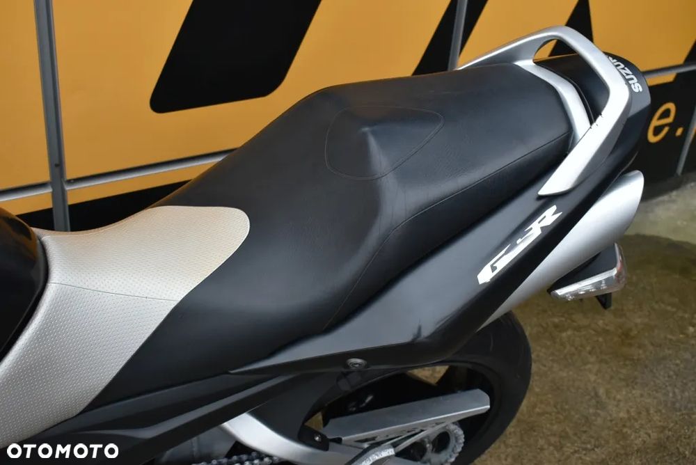Suzuki GSR - 13