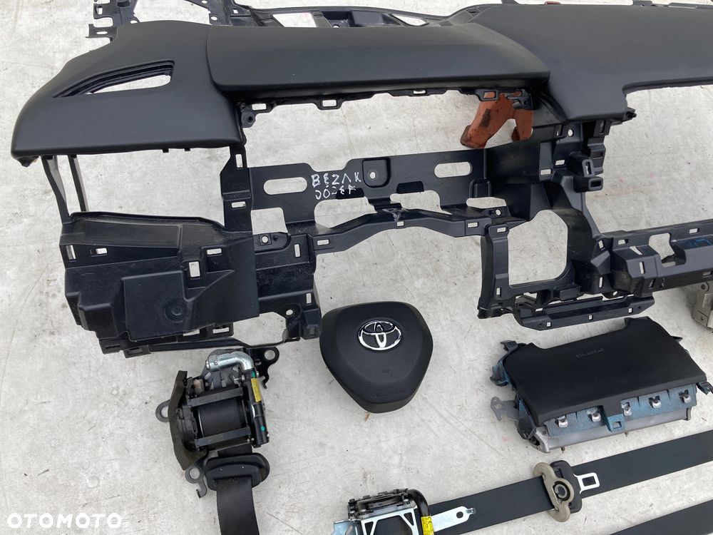 TOYOTA COROLLA E21 DESKA KONSOLA KOKPIT PULPIT PÓŁKA PARAPET AIRBAG PODUSZKI KURTYNA KURTYNY FOTELA PASY PAS - 6