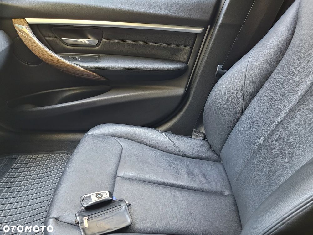 BMW Seria 3 318d Luxury Line - 31