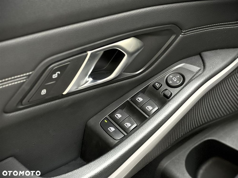 BMW Seria 3 320d xDrive - 31