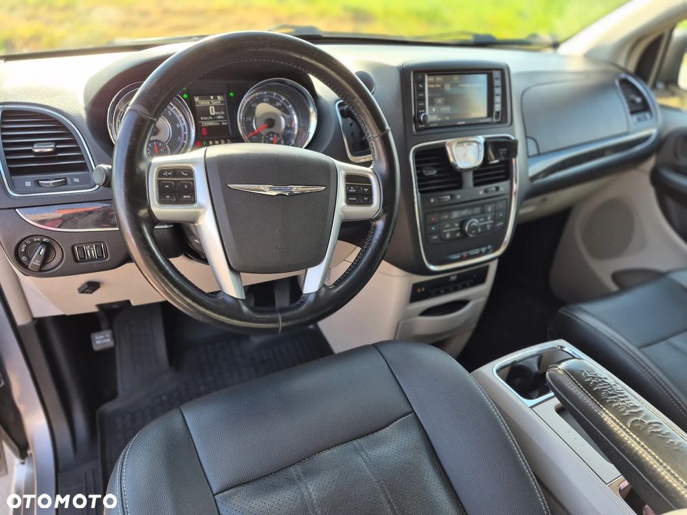 Chrysler Town & Country 3.6 Limited - 12