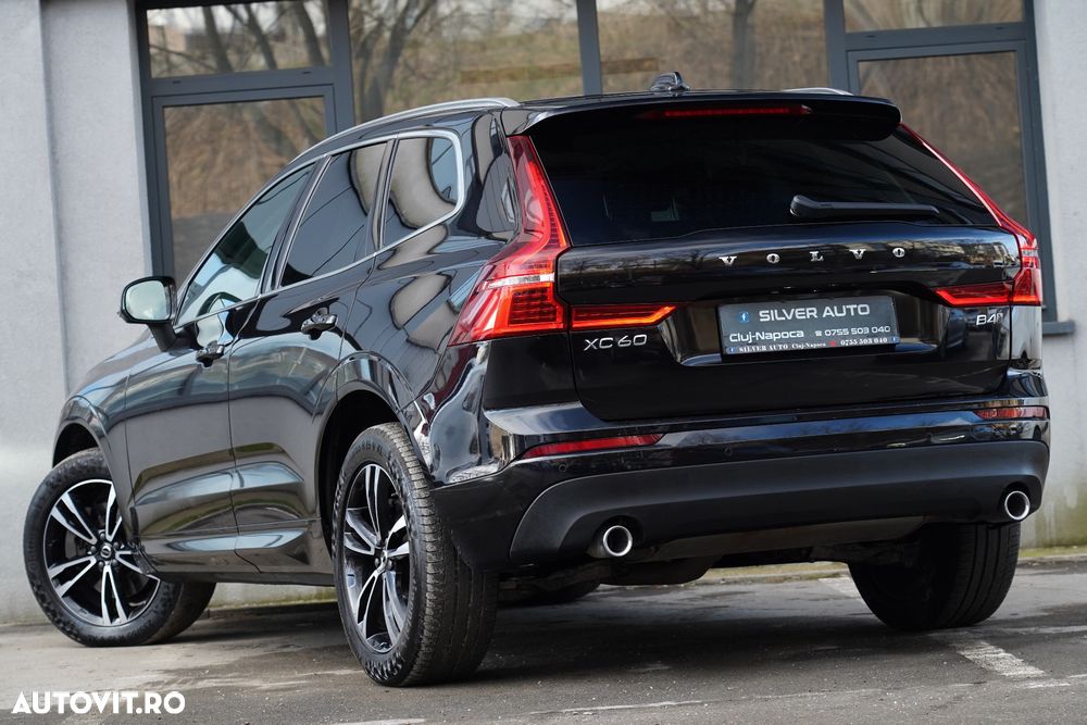 Volvo XC 60 B4 MHEV AT8 AWD Momentum Pro - 33