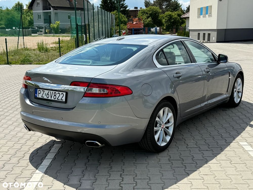 Jaguar XF 2.7 V6 D Luxury - 3