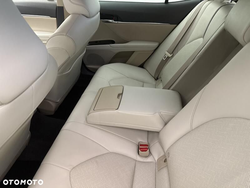 Toyota Camry 2.5 Hybrid Executive CVT - 21