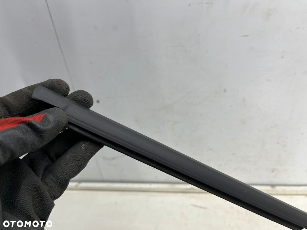 Listwa VW Golf 7 VII 12-20r.  LEWA tylna listwa zgarniająca zewnętrzna drzwi lewy tył uszczelka - 2