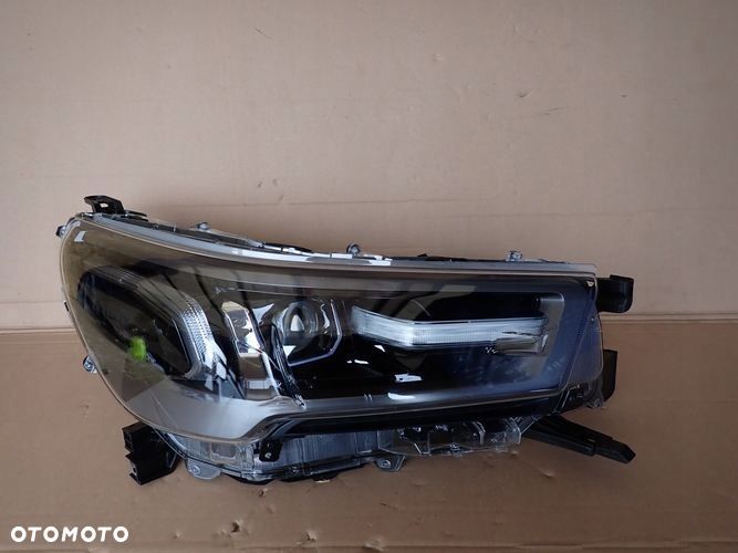 TOYOTA HILUX VIII 8 FULL LED 20- reflektor prawy lampa prawa 81110-YP431 - 1