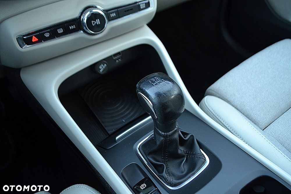 Volvo XC 40 T3 Momentum - 25