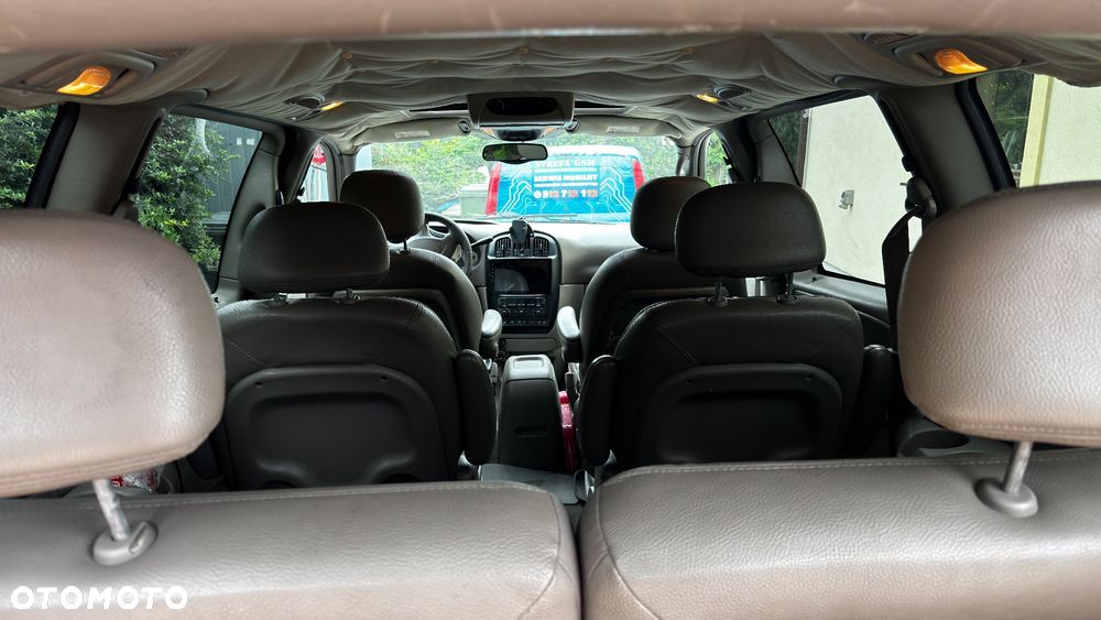 Chrysler Town & Country - 4