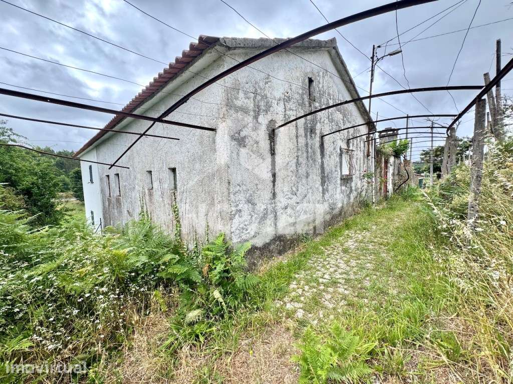 Moradia para reconstruir, no centro de uma pacata aldeia. - Grande imagem: 3/17