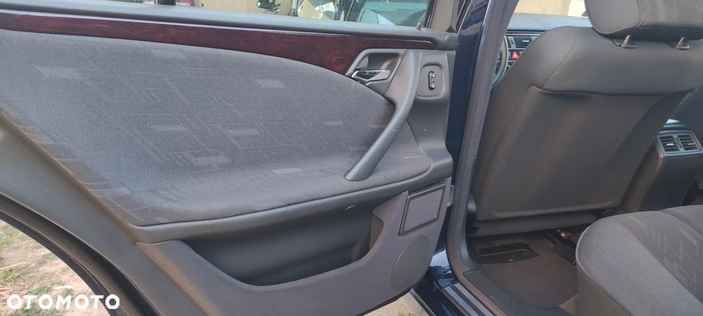 Mercedes-Benz Klasa E 200 Kompressor Classic - 29