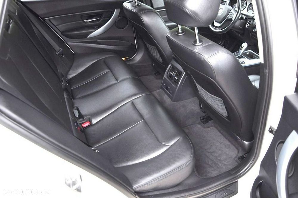 BMW Seria 3 330d xDrive Blue Performance Luxury Line - 29
